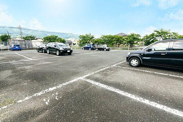 【駐車場】車をお持ちの方に嬉しい駐車場付きの物件です