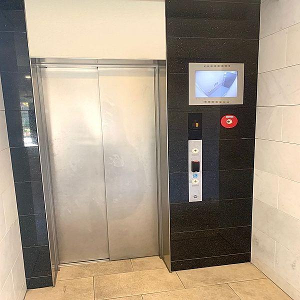 【エントランス】内部モニター付きのエレベーターです♪