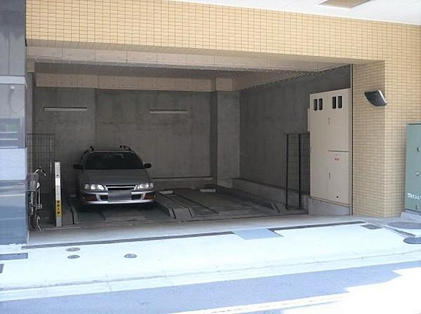 【駐車場】屋根のあるスペースに駐車場があります。空あり月額２９５００円からご利用可能。