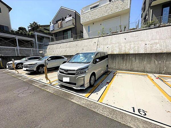 【駐車場】広々とした駐車スペースで運転が苦手な方でも安心です。
