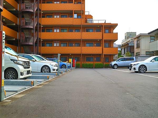 【駐車場】駐車場があるため車通勤の方にも安心なマンションです。