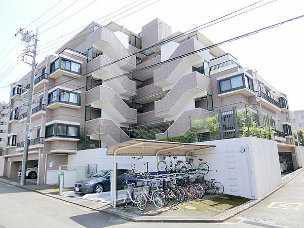 【外観】現地（2020年9月）撮影　JR・小田急町田駅より徒歩8分のロケーションにあるマンションですが環境は閑静な場所です。通勤通学お買い物便利、そして静かな住環境と良いとこ尽くしのリノベマンションです。