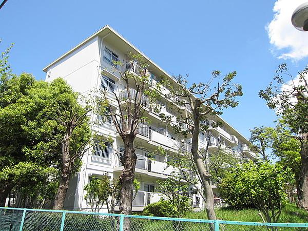 【外観】緑の多い富岡住宅は日当たりも良好です。フラット３５利用可能です。また、耐震適合証明書も取得可能物件です。