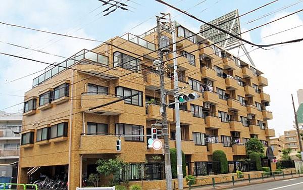 【外観】環七通りから一本入った安心の新耐震基準マンション。西武新宿線「野方」と多路線利用できる「練馬」駅徒歩15分圏内と交通アクセスが便利な環境です。