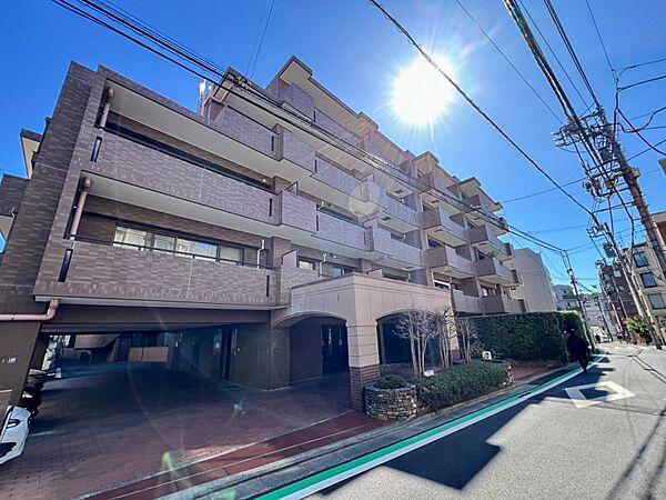【外観】【外観】渋谷区代々木の瀟洒な住宅街に存在感を放つ、タイル張りマンション
