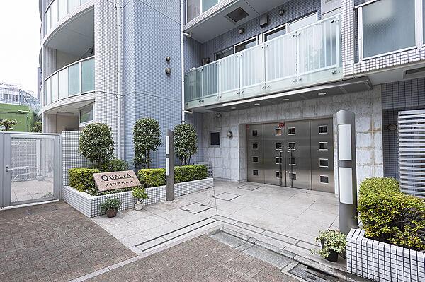 【外観】JR山手線「代々木」駅まで徒歩約3分。渋谷区に佇む「クオリア代々木」の11階部分のお部屋です(2024年1月撮影)