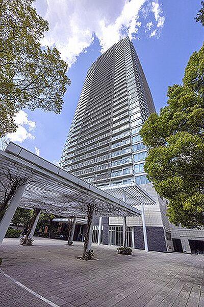 【外観】東京メトロ銀座線「田原町」駅徒歩10分、37階建てタワーマンション。現地（2023年4月）撮影