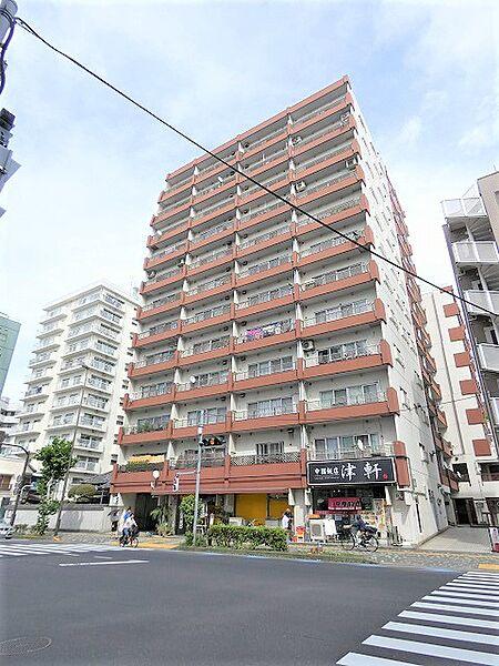 【外観】都営浅草線「三田」駅徒歩8分、12階建てマンション（2023年7月撮影）