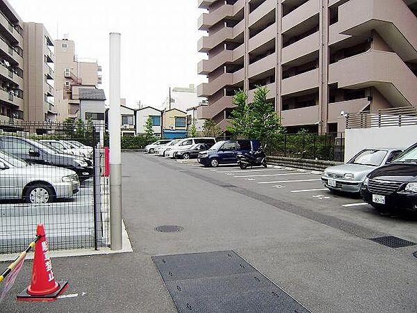 【駐車場】駐車場は1住戸1区画、無償で割当てがあります。