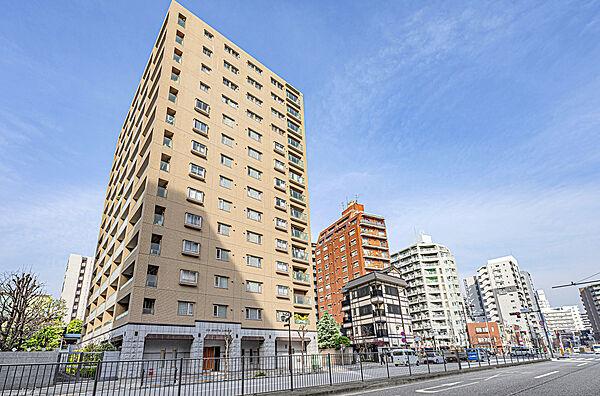 【外観】つくばエクスプレス線「浅草」駅徒歩2分の立地に佇む14階建てマンション。