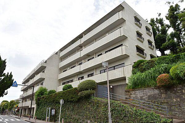 【外観】高台に佇む、地上6階建てマンション。複数路線利用可能な「横浜」駅まで徒歩約7分でアクセス良好です。