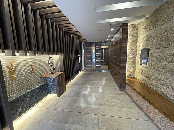 【エントランス】ホテルを思わせる内廊下設計。邸宅としての「質」を感じさせます。