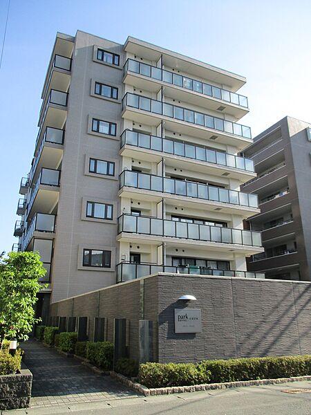【外観】JR南武線「武蔵新城」駅まで徒歩約9分。RC造7階建て、総戸数26戸のマンションです。
