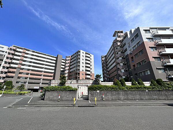 【外観】JR京浜東北線「鶴見」駅まで徒歩約14分。周辺には商業施設が充実しており、生活利便性良好です。