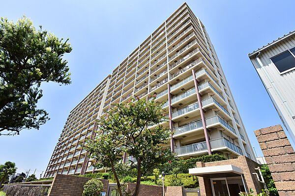 【外観】京急大師線「東門前」駅へ徒歩約8分、15階建マンションです。