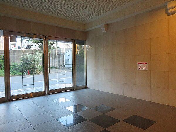 【エントランス】防犯対策の効果になる窓付きエレベーターが設置されてます。