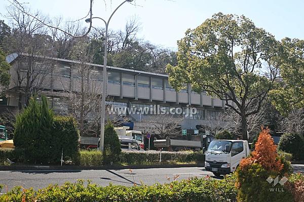 【周辺】地下鉄東山線「東山公園」駅と「星ケ丘」駅の間にあり、東山公園の北端に位置します。広小路通に面しており、駐車場（14台）も用意されています。