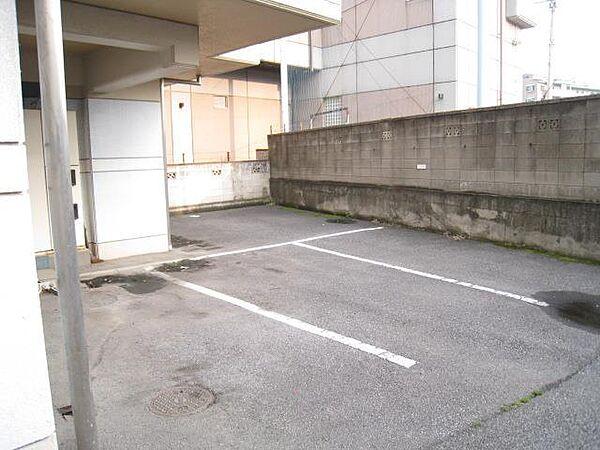 【駐車場】アスファルト舗装の駐車場です