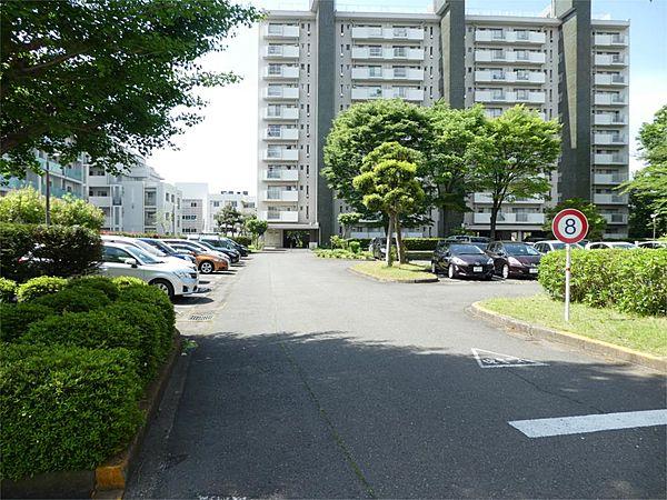 【周辺】敷地内駐車場はひと月7千円で借りられ、2台目もOKです（1m）