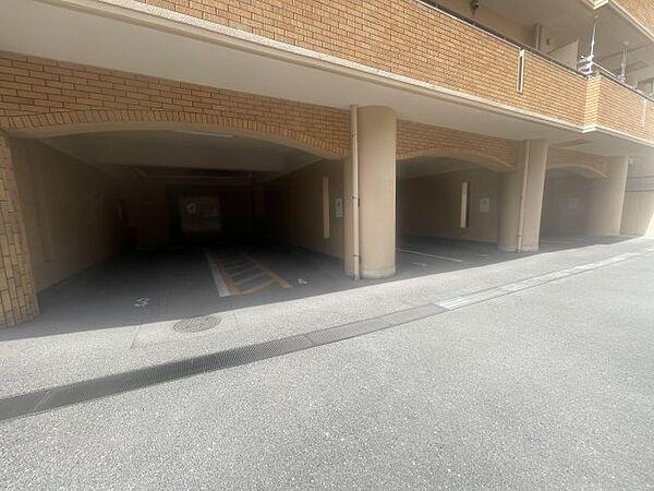 【駐車場】敷地内駐車場はなんと屋根付き！