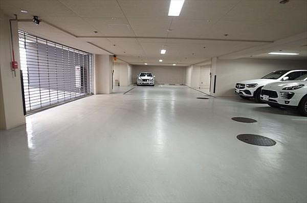 【駐車場】シャッターがついた地下屋内駐車場。全て平置き。