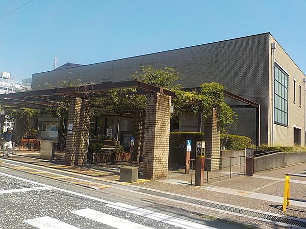 【周辺】茅ケ崎市立図書館は、茅ケ崎にゆかりのある文化人の方の著書などがあります 徒歩 約3分（約230m）