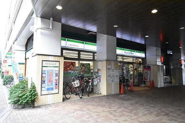 【周辺】ファミリーマート千歳船橋駅前店（約210ｍ）