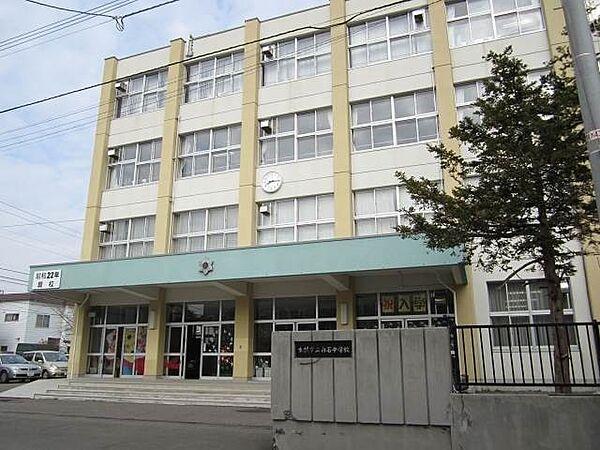 【周辺】札幌市立白石中学校 665m