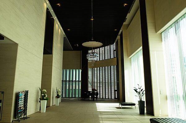 【エントランス】【エントランスホール】開放的ながらシックなデザインで豪華なエントランスホールです。