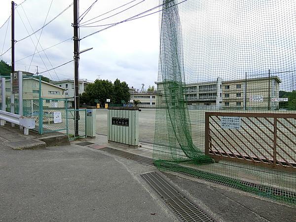 【周辺】長沢中学校 徒歩 約8分（約600m）