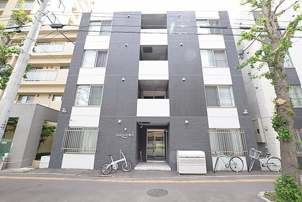 【外観】鉄筋コンクリート造4階建てのマンション。人気の琴似エリアの好立地物件です。