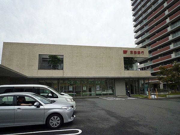 【周辺】銀行「京都銀行六地蔵支店まで554m」