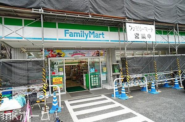 【周辺】ファミリーマート市川湊新田二丁目店 徒歩3分。画像は外装工事中 170m