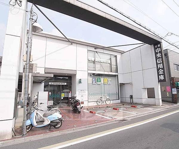 【周辺】京都中央信用金庫 墨染支店まで334m 京阪墨染駅からすぐの立地。コインパーキングがございます。