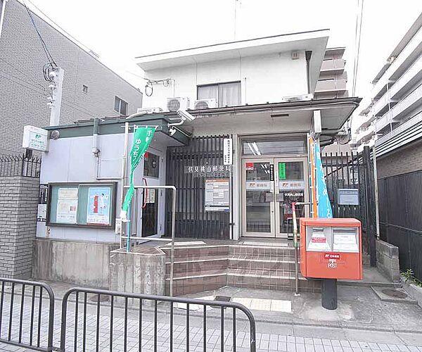 【周辺】伏見桃山郵便局まで495m ＪＲ桃山駅からすぐの郵便局。大手筋商店街から真っ直ぐ歩くと着きます。