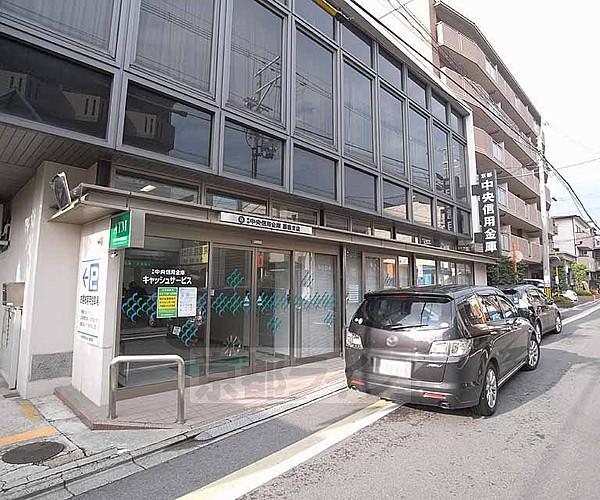 【周辺】京都中央信用金庫 藤森支店まで65m 医療センターからすぐの立地です。最寄り駅は京阪藤森駅です。