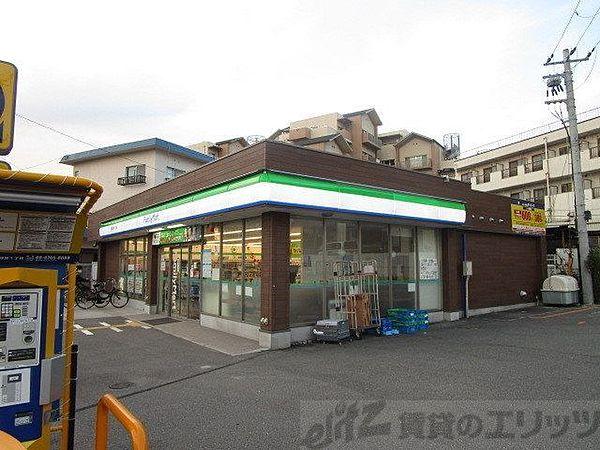 【周辺】ファミリーマート 高槻塚原一丁目店 徒歩7分。 560m