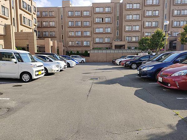 【駐車場】駐車場は全戸分確保されております！屋根付き駐車場もあります！3台空き有り(2022年6月現在)