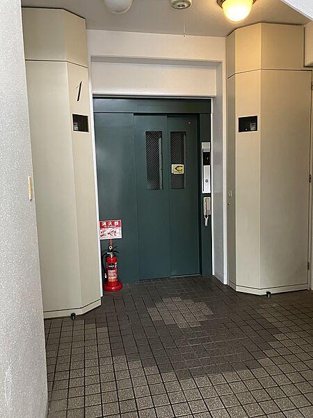 【エントランス】共用部1階部分のエレベーター。手前には階段もありますので、どちらも利用できます。