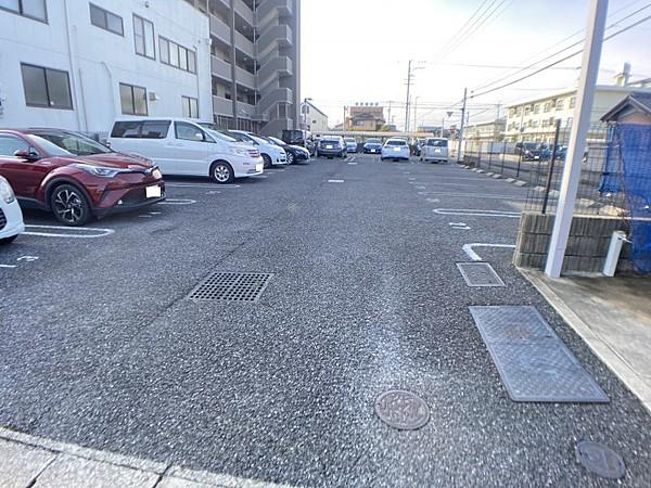 【駐車場】マンション横にある駐車場はたくさん車を停めることができます！