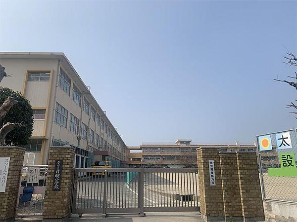 【周辺】北九州市立日明小学校（494m）
