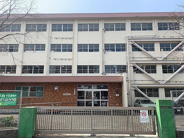 【周辺】北九州市立足立小学校（599m）