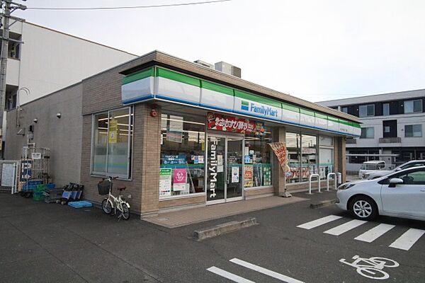 【周辺】ファミリーマート 中川太平通二丁目店