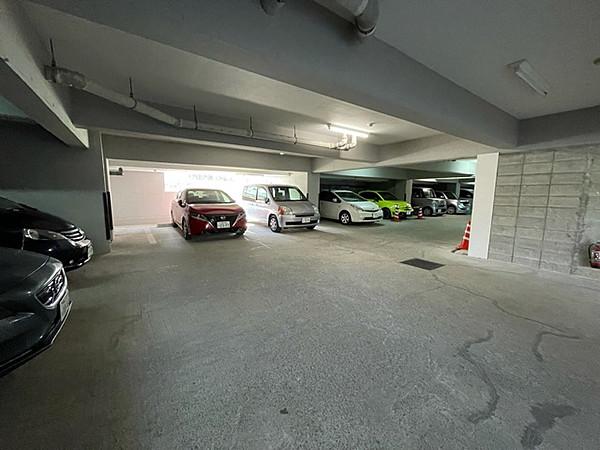【駐車場】雨の日も安心な地下駐車場