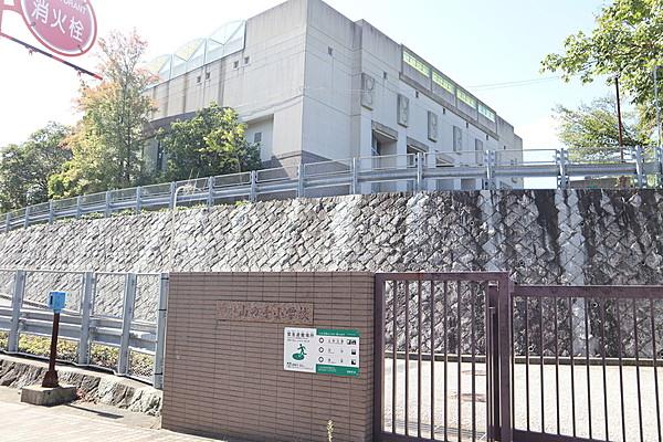 【周辺】神戸市立山の手小学校 徒歩 約7分（約550m）