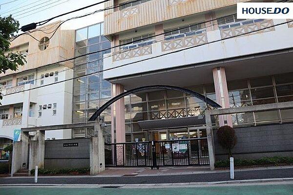 【周辺】神戸市立中央小学校 180mなのでお子様の通学も安心。教育目標「夢　笑顔　命」。人権を尊重し、自ら未来を切り拓こうとする子。児童数は546人（2022年度調べ）