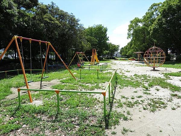 【周辺】【本宮公園】緑がいっぱいの小さなお子様向けの遊具もたくさんある公園です。 徒歩 約11分（約70m）