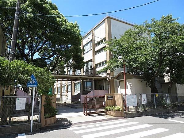 【周辺】名古屋市立港北中学校総合学習では交通手段を含めて港区内の様々な施設を訪問し学習をしています。週に3時間少人数授業を実施しています。 徒歩 約13分（約1000m）