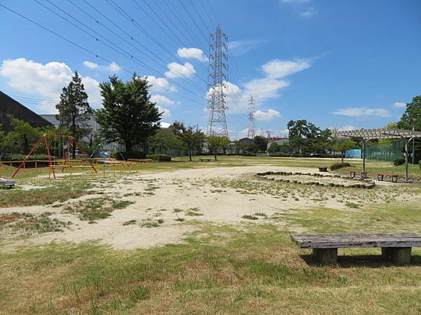 【周辺】【宝神中央公園】遊具と野球・ソフトボールができるグラウンドがあります。広々とした公園で気持ちよく体を動かせます。 徒歩 約3分（約210m）