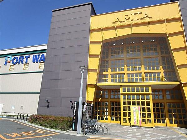 【周辺】「ポートウォークみなと」は、名古屋市港区にあるショッピングセンターです。営業時間9：30～21：00（一部専門店・レストランは営業時間が異なります） 徒歩 約19分（約1500m）